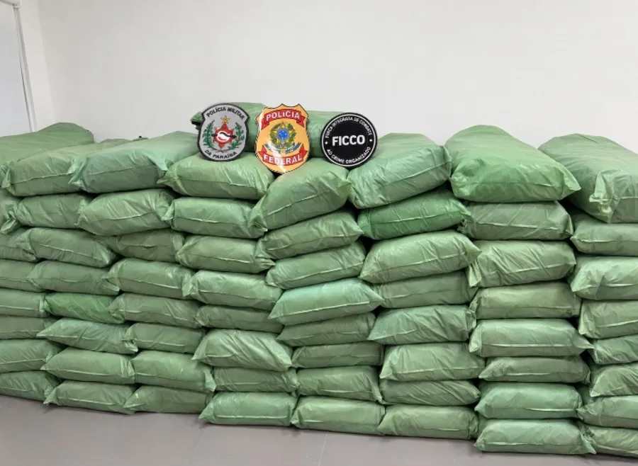 homem-e-preso-com-meia-tonelada-de-maconha-em-cami0022169700202610150751-8